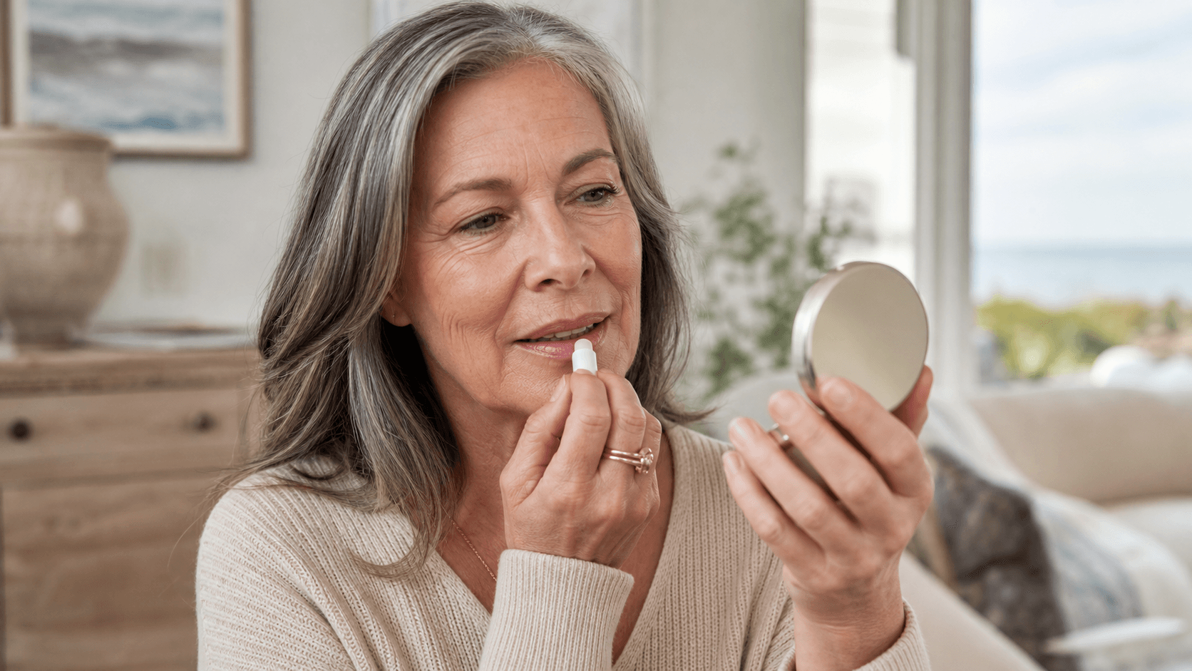 Mujer aplicando bálsamo mientras observa las proporciones del labio superior
