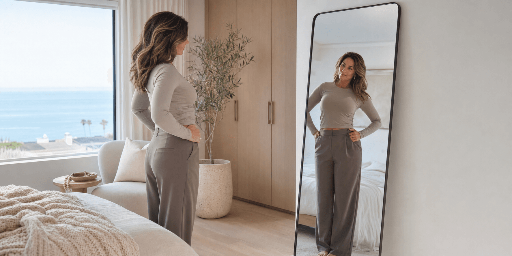 Mujer evaluando su contorno corporal después de bajar de peso en un hogar con luz costera