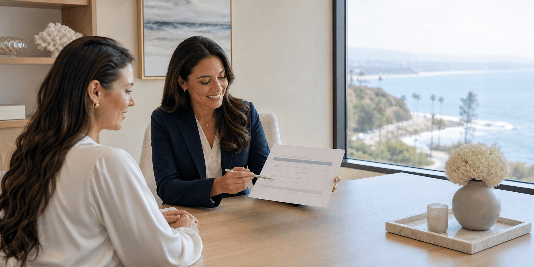 Paciente y coordinadora revisando una cotización quirúrgica clara en un consultorio de Newport Beach